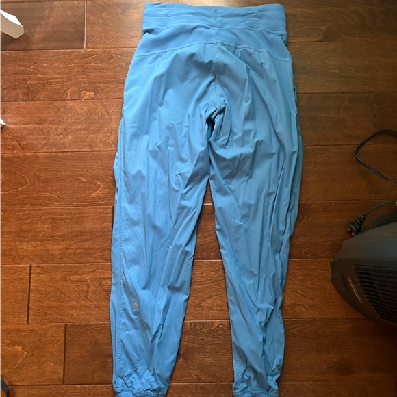 Lululemon poolside dance studio jogger size 4. GREAT condition 💙💙 - Picture 5 of 5